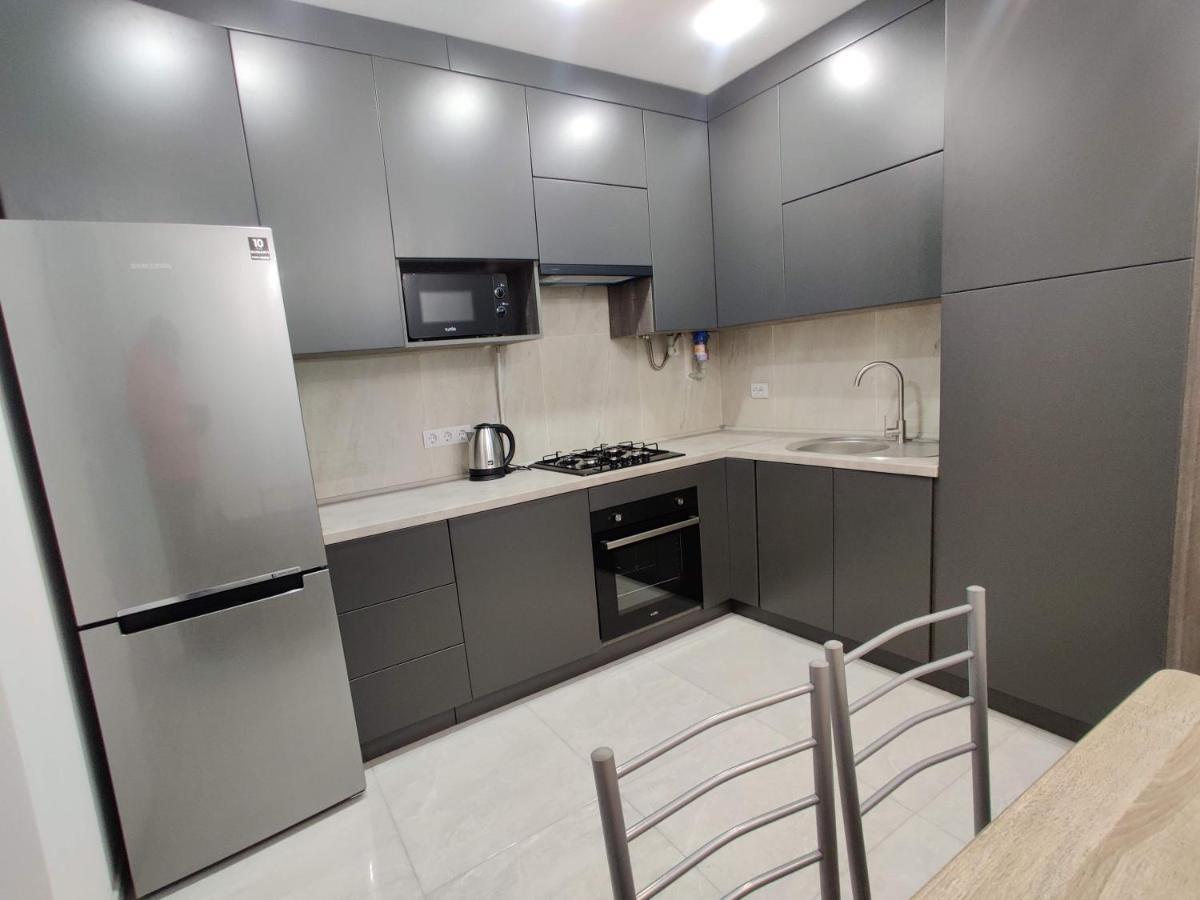 Oazis Apartments Чернивци Екстериор снимка